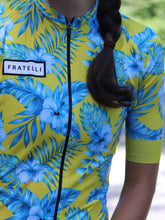 Lade das Bild in den Galerie-Viewer, Nahaufnahme vom Blumen Rennradtrikot Cocoa gelb blau Hawaii