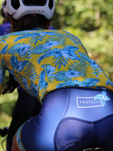 Lade das Bild in den Galerie-Viewer, Frau mit den Hawaii Style Cocoa Radklamotten von hinten