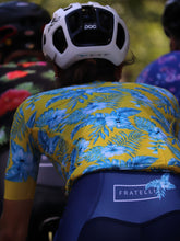 Lade das Bild in den Galerie-Viewer, Frau von hinten trägt das gelb-blaue Cocoa Hawaii Kit