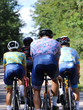 Lade das Bild in den Galerie-Viewer, Gruppe von Radfahrern mit bunten Hawaii Rennradtrikots blumen