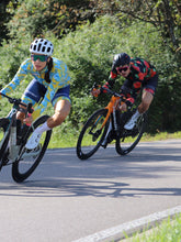 Lade das Bild in den Galerie-Viewer, Zwei Personen tragen blau gelbes Hawaii Radtrikot Langarmtrikot und rot schwarzes Blumen Radtrikot