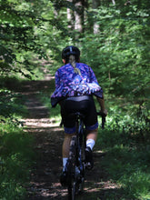 Lade das Bild in den Galerie-Viewer, Frau trägt blaue Hawaii Radweste,blaue blumen Hawaii Radhose und blaues blumen Hawaii Radtrikot La Nucia