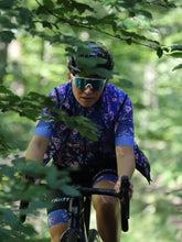 Lade das Bild in den Galerie-Viewer, Person mit blauem Hawaii Rennradtrikot und Rennradhose