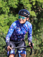 Lade das Bild in den Galerie-Viewer, Frau trägt La Nucia Langarmtrikot Radfahren im blumen Hawaii Style