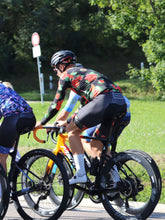 Lade das Bild in den Galerie-Viewer, Mann trägt Hawaii Rennradlangarmtrikot bunt blumen Waikiki