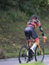 Lade das Bild in den Galerie-Viewer, Mann trägt buntes Hawaii Radhose mit rotem blumen Radtrikot Langarm Waikiki