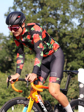 Lade das Bild in den Galerie-Viewer, Mann trägt buntes Langarmtrikot rot schwarz Hawaii Style Fahrrad
