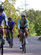 Lade das Bild in den Galerie-Viewer, Gruppe von Rennradfahrern trät buntes Hawaii Langarmtrikot mit Blumen
