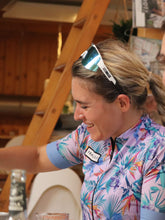 Lade das Bild in den Galerie-Viewer, Frau mit Marinella Hawaii Rennradtrikot rosa bunt
