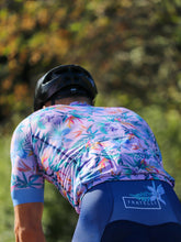 Lade das Bild in den Galerie-Viewer, Mann mit Marinella Hawaii Rennradtrikot bunt
