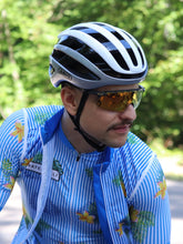 Lade das Bild in den Galerie-Viewer, Mann trägt blau-weiß gestreifte Rennradweste und blau-weiß gestreiftes Rennradtrikot mit gelben Blumen im Hawaii Style Mirissa
