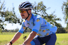 Lade das Bild in den Galerie-Viewer, Mann trägt blau-weiß gestreiftes Hawaii Radtrikot mit gelben Blumen, Hawaii Rennradweste mit Blumen und Hawaii Rennradhose Mirissa
