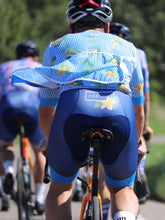Lade das Bild in den Galerie-Viewer, Man trägt blau gestreifte Hawaii Rennradweste, blaue blumen Hawaii Rennradhose und blau-weiß gelbes blumen Hawaii Rennradtrikot Mirissa
