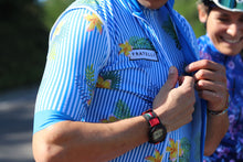 Lade das Bild in den Galerie-Viewer, Nahaufnahme des Ärmels und der Radweste im bunten blau weiß gelb Mirissa Hawaii Blumen Style
