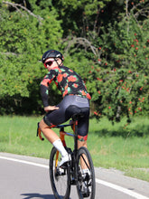 Lade das Bild in den Galerie-Viewer, Mann trägt Waikiki Hawaii Langarmtrikot Rennrad 
