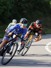 Lade das Bild in den Galerie-Viewer, Gruppe mit Rennrad Langarmtrikots im Hawaii Style bunt mit Blumen

