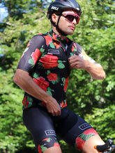 Lade das Bild in den Galerie-Viewer, Mann mit schwarz rotem blumen Hawaii Radweste Radhose Radtrikot
