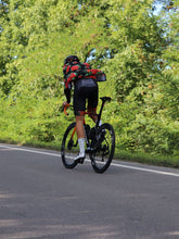 Lade das Bild in den Galerie-Viewer, Mann trägt rot schwarze Radhose blumen Radtrikot Hawaii Radweste
